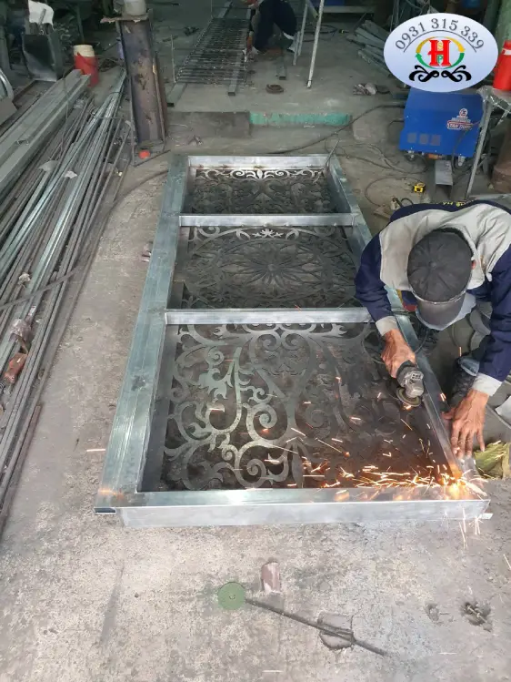 DỰ ÁN SẮT MỸ NGHỆ TPHCM làm cửa chính cho nhà phố Quận Thủ đức