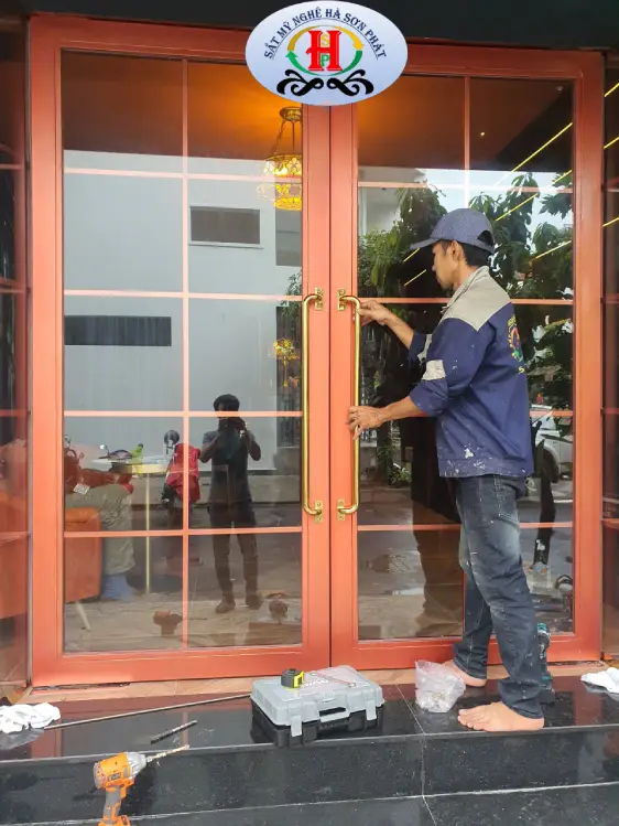 DỰ ÁN SẮT MỸ NGHỆ TPHCM Lắp cửa chính cho nhà phố Q2