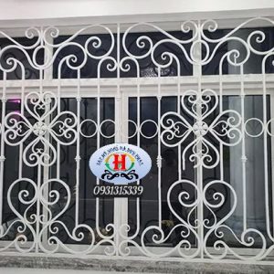 Cửa sổ có khung bảo vệ đẹp hà sơn phát 008
